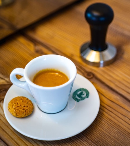 Expresso Tasse mit Keks