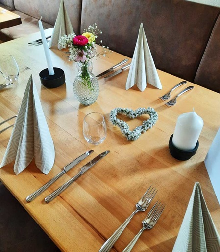 vornehm gedeckter Tisch mit Dekoration